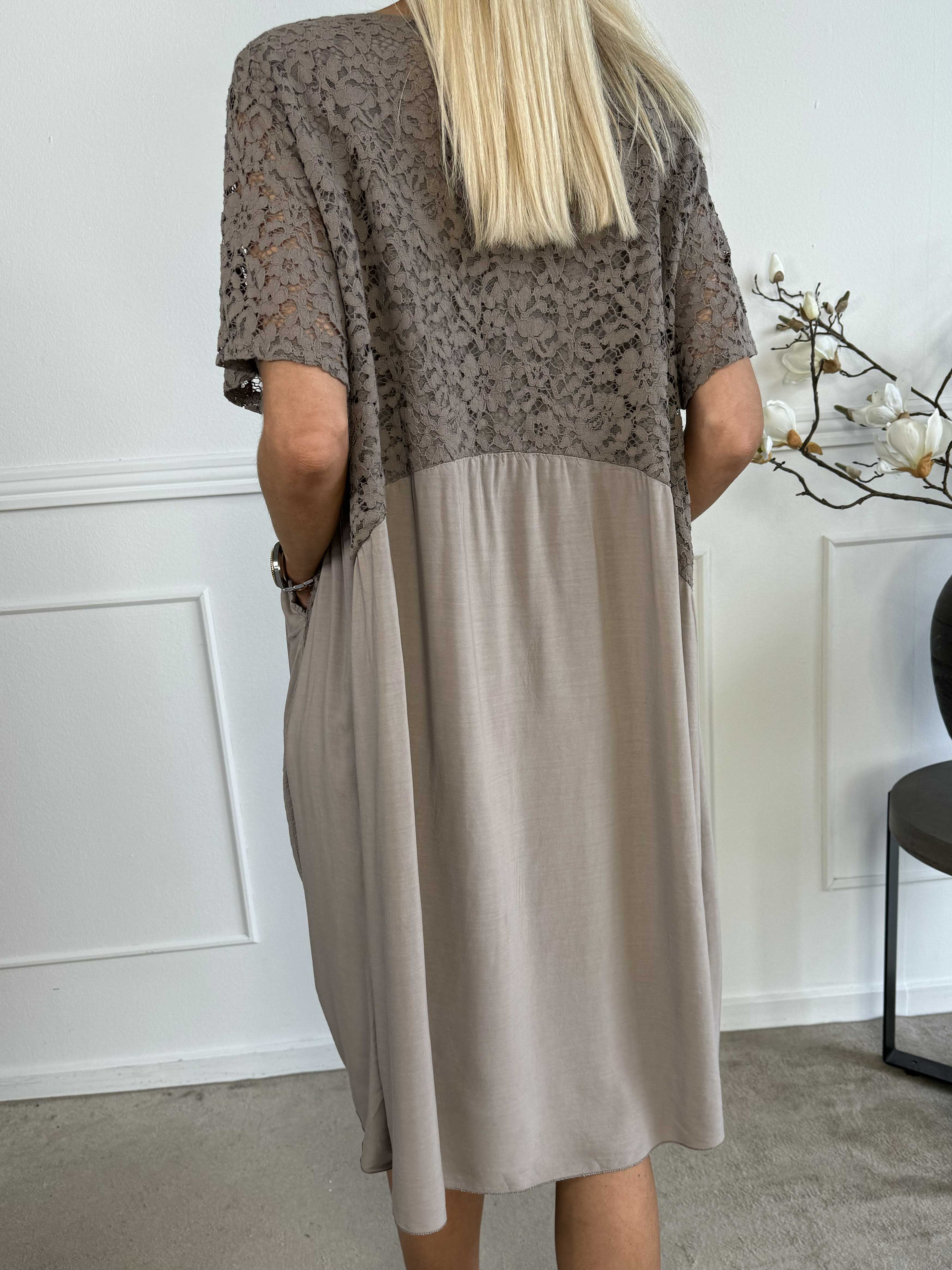 Sannie - Sød kjole med blonde og lommer